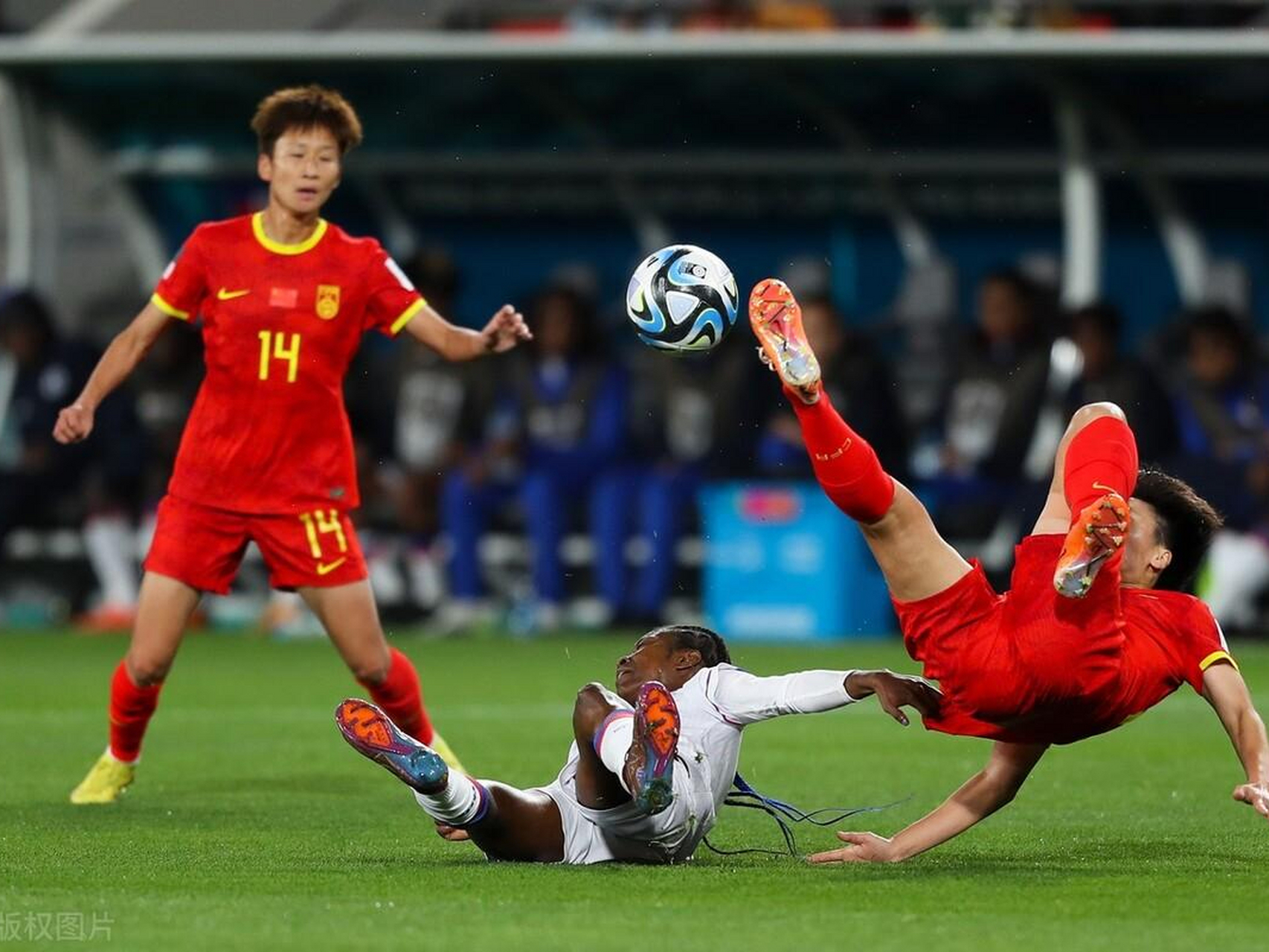 足球比赛中的精彩瞬间让人惊艳不已 足球比赛中的精彩瞬间让人惊艳不已