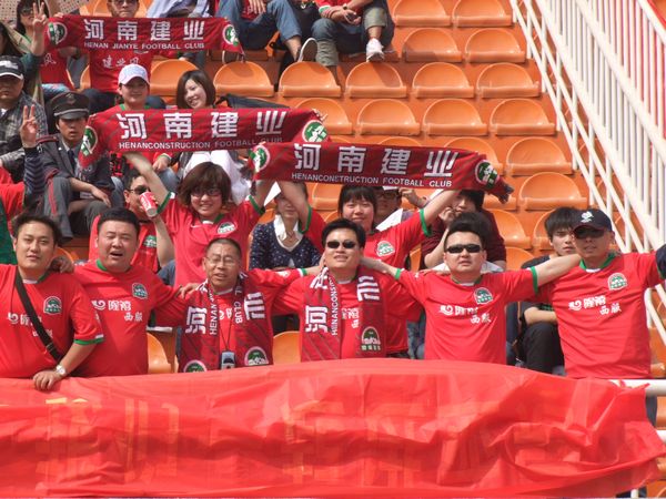 河南建业主场艰难取胜，稳定积分榜位置(2020年河南建业主场)