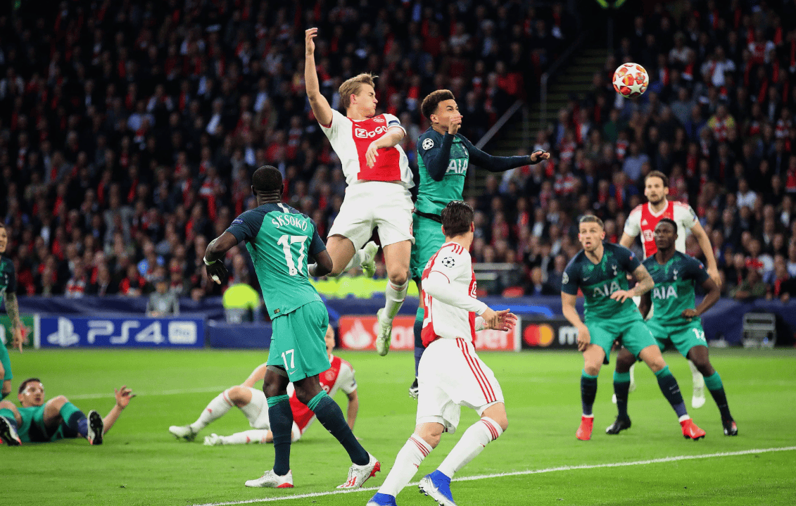 塞尔维亚队中场球员在国际赛事中踢出高水平 塞尔维亚队中场球员在国际赛事中踢出高水平