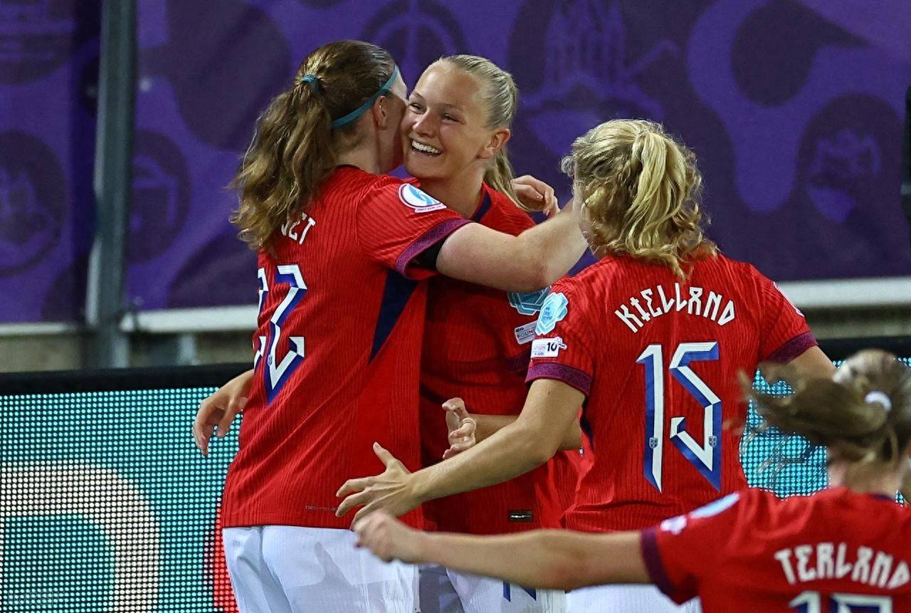 挪威队在足球赛场上发挥出色轻松获胜的球员 挪威队在足球赛场上发挥出色轻松获胜的球员