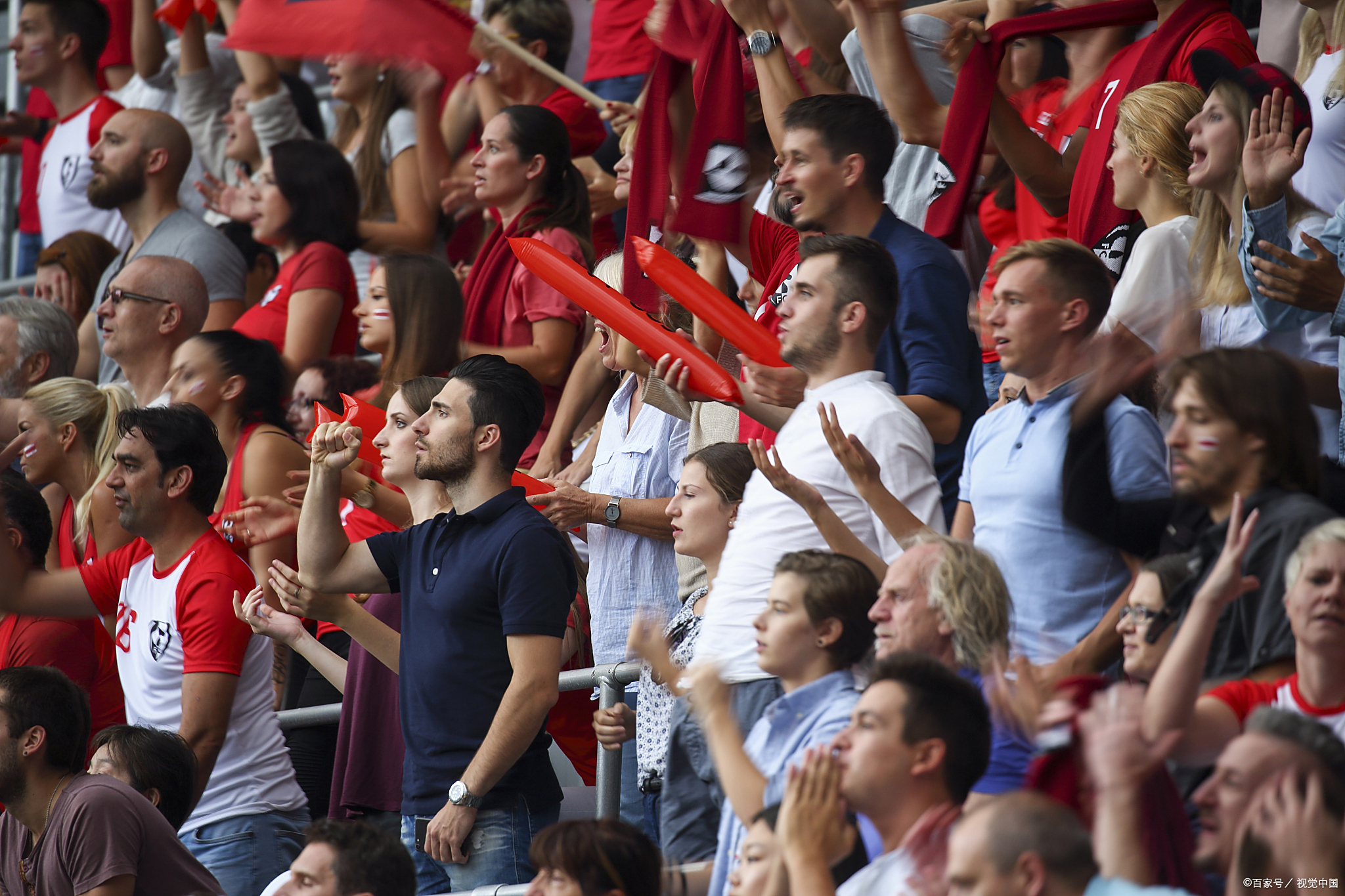 国际足球赛事吸引着众多球迷观看英语 国际足球赛事吸引着众多球迷观看英语